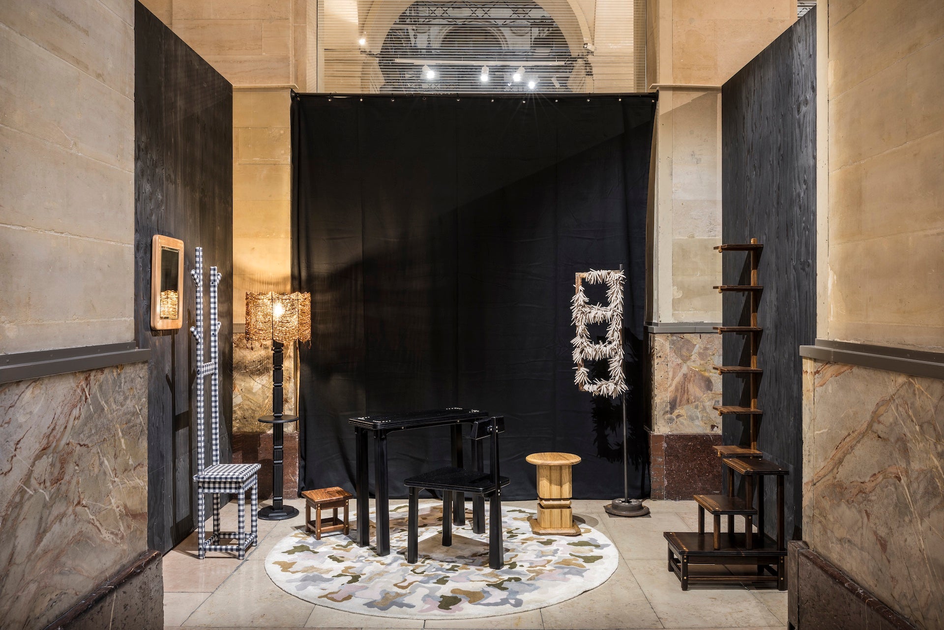 SET – WOOD AND CERAMIC DISPLAY STAND