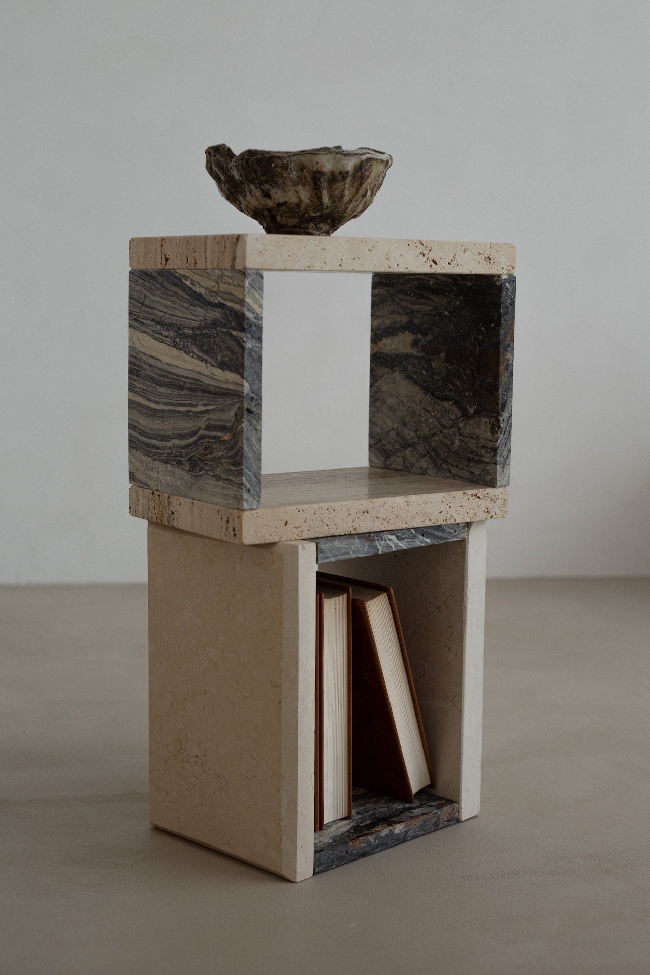 MARBLE ET TRAVERTIN TABLE - NEOLITHIQUE